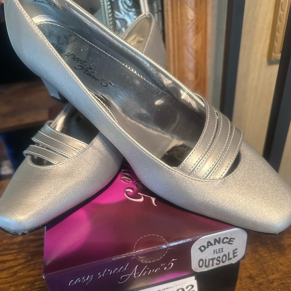 Easy Street Entice Silver Satin Pump Size 10